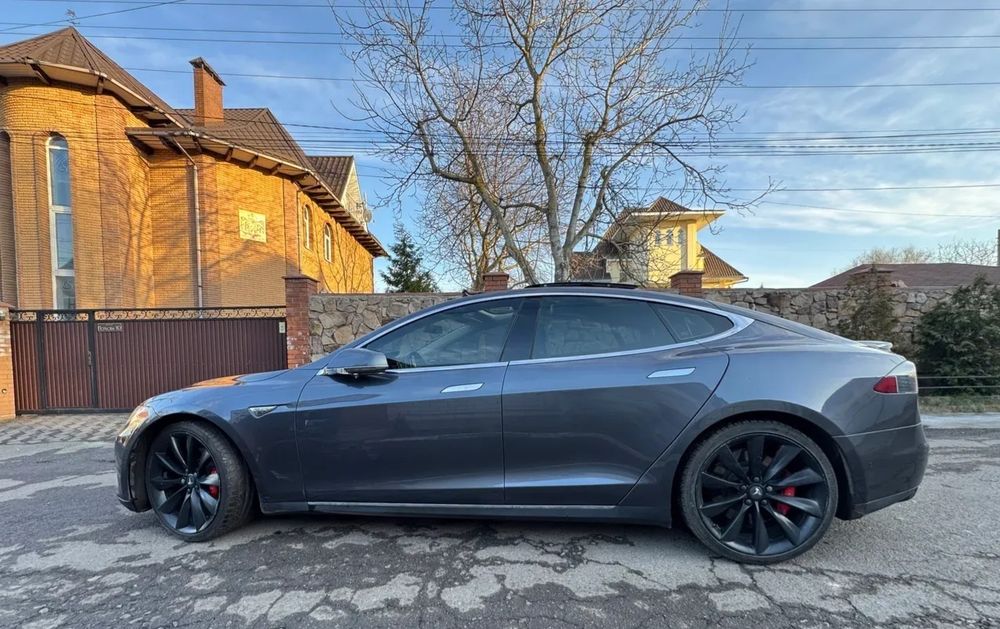 Продам Tesla model s 2015