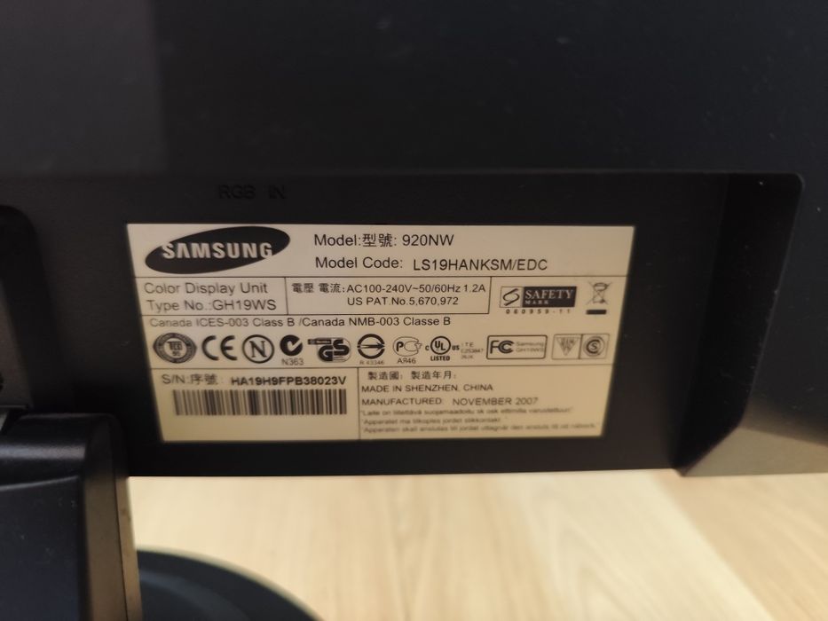 Монитор широкоформатный Samsung SyncMaster 920NW в рабочем состоянии