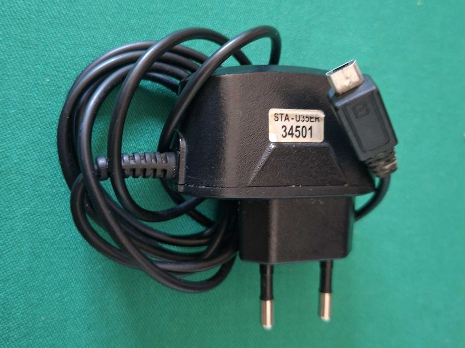 Carregador antigo para telemovel LG, modelo STA-U35ER