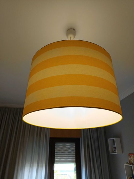 Candeeiro de teto às riscas amarelo e branco