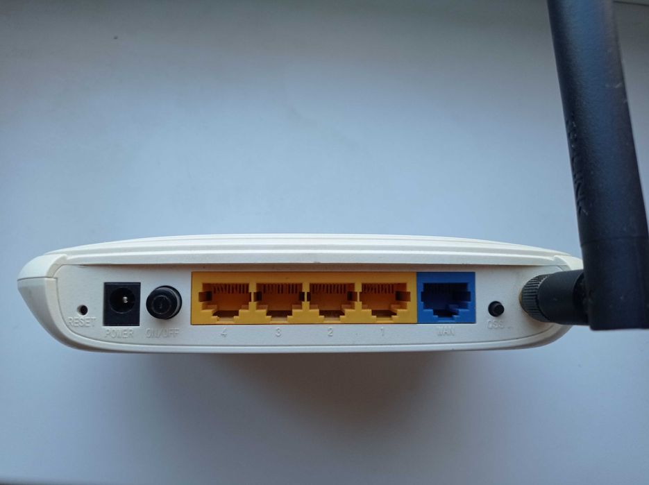 Wi-Fi роутер TP Link TL-WR 741ND + переходник для работы без света