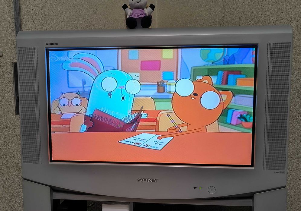 Televisão Sony 82 cm com móvel retro gaming