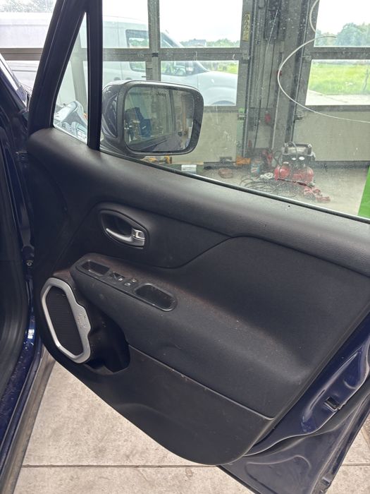 jeep renegade  silnik 1.6b  drzwi zderzak lampa felga alufelga klapa