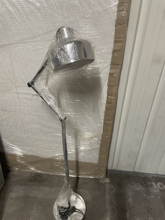 Candeeiro de pé articulado da AREA