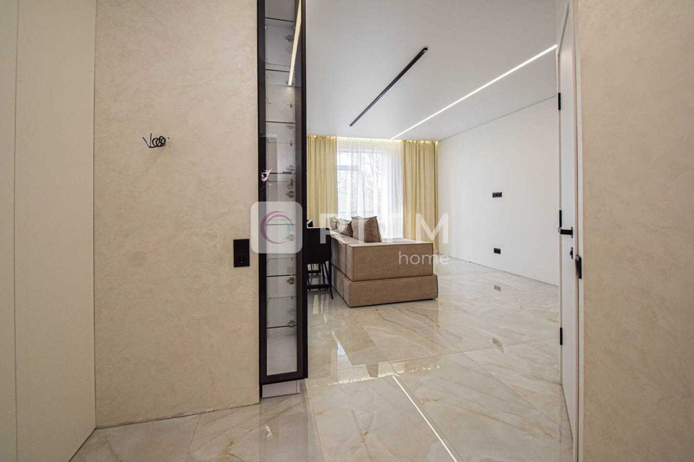 Продається сучасна 2-кімнатна квартира + кухня студія в центрі міста