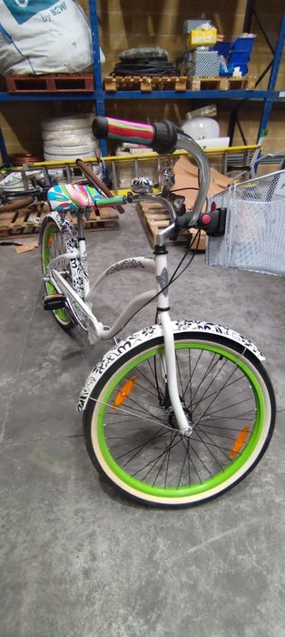 Bicicleta branca e verde Bom estado