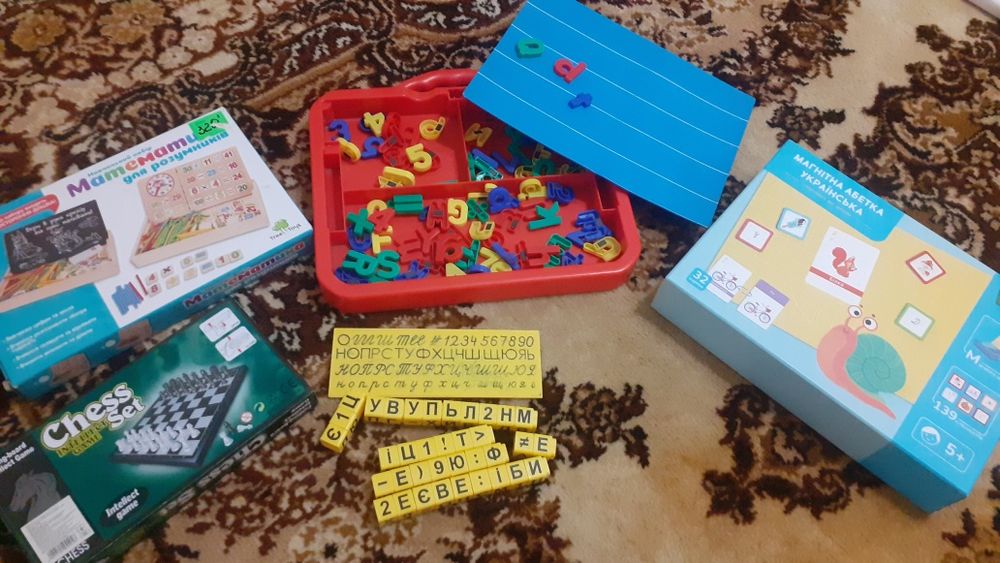 Настільні ігри магнітна абетка, математика ,шахи ...