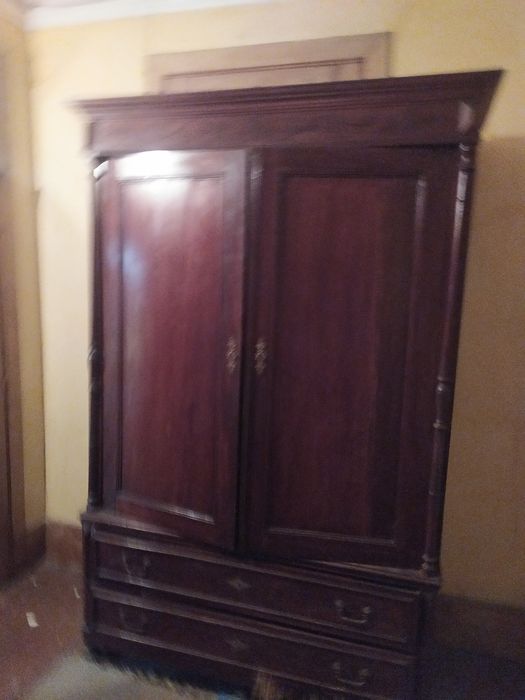 Venda de artigos usados, um móvel de sala, um roupeiro, duas camas em madeira antiga, uma em ferro, duas cómodas com pedra mármore e um aparador