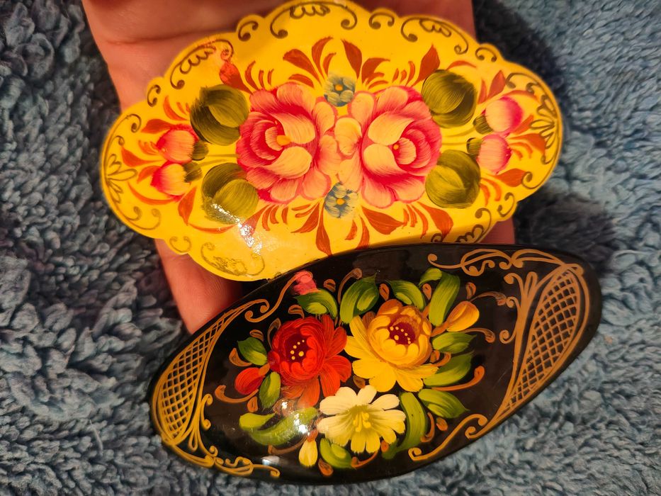 Ganchos e pulseiras pintadas a mao