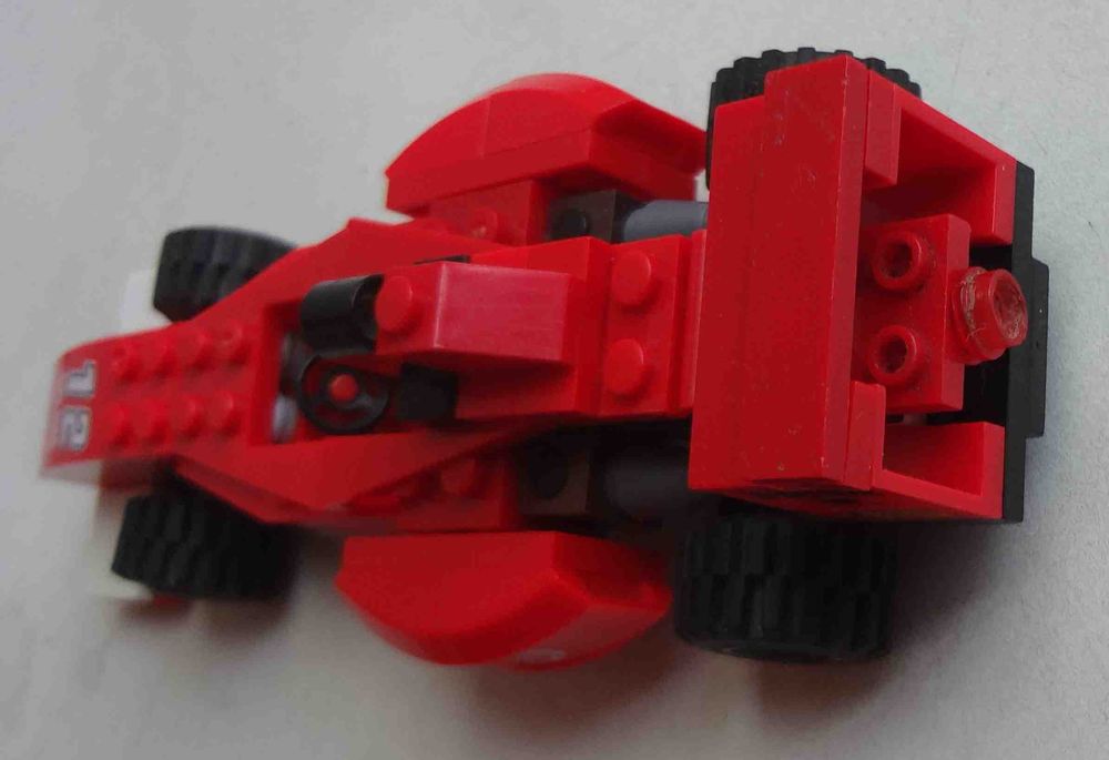 Красная гоночная машина LEGO