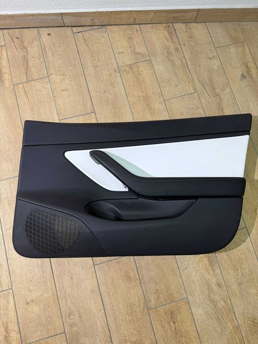 Карти дверей на Tesla Model 3/Y