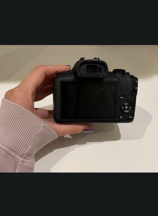 Câmera canon EOS R100