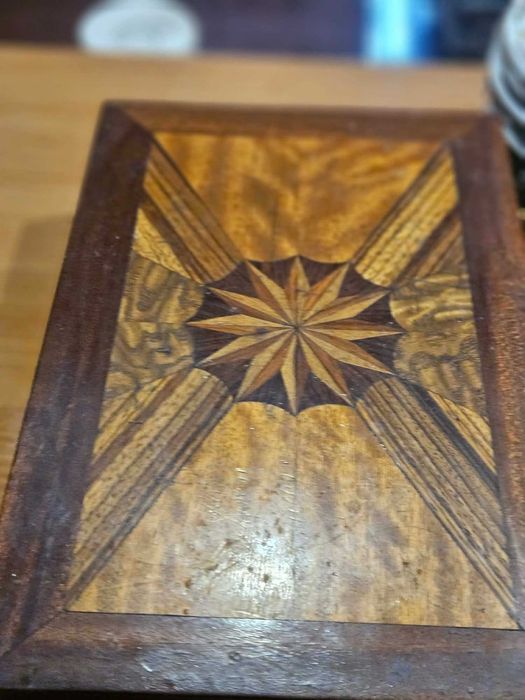 Szkatułka z intarsją – XIX/XX w. – 30 cm