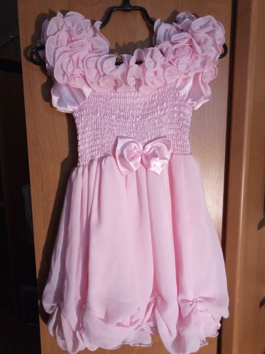 Нарядное розовое платье для девочки