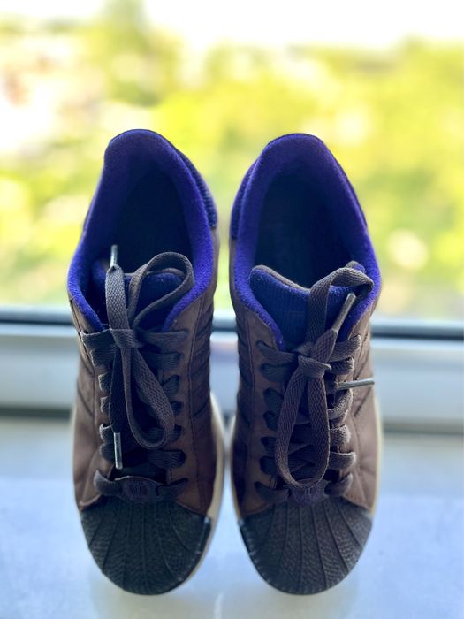 Adidas em castanho e roxo tamanho 36.