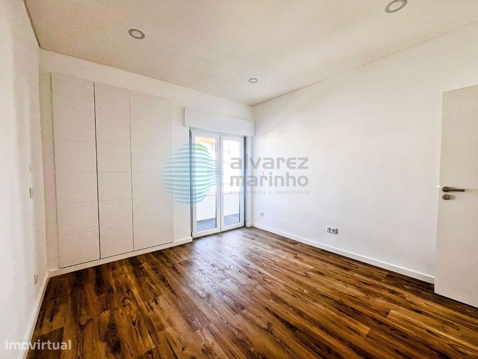 Apartamento T2 com Vista Mar, Garagem e Totalmente Remodelado