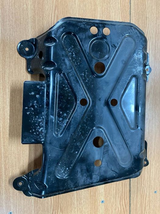 Porsche cayenne 9y0 кріплення акамулятора 4m0825911c