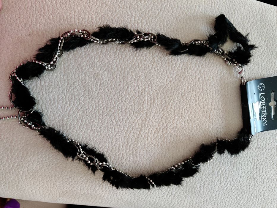 Colar preto e prateado. Novo
