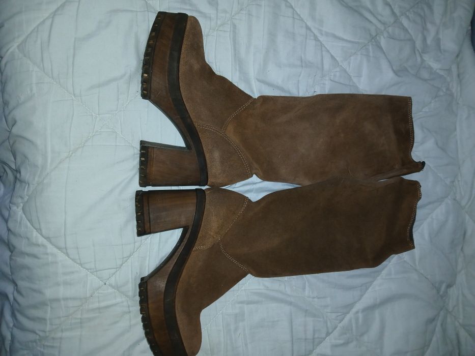 Botas cano alto camurça pele