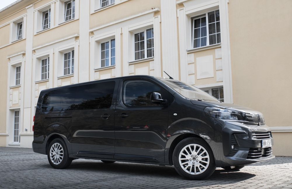 Przewóz osób, bus z kierowcą, przewóz osób busem 9-osobowym