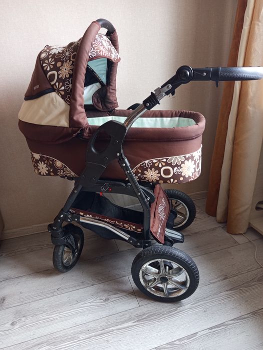 Продається дитяча коляска. Чіпляється додаткого на прогулочну. Може бути як для хлопчика так і для дівчинки. Один нюанс пускає одне колесо. Самовивіз.