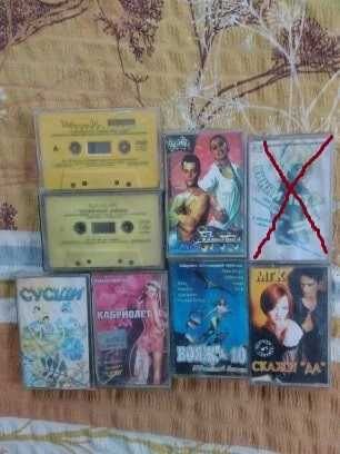 Аудиокассеты с записями.