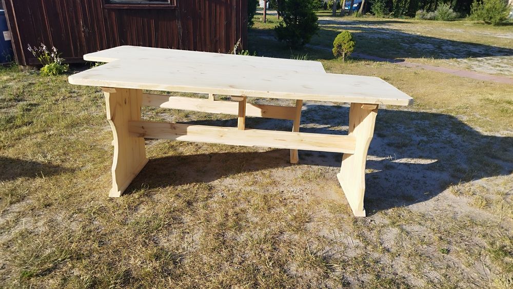 Stół ogrodowy drewniany.