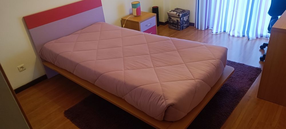 2 Camas Solteiro c/Colchao + Mesa Cabeceira