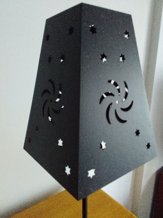 Candeeiro de mesa em metal preto.