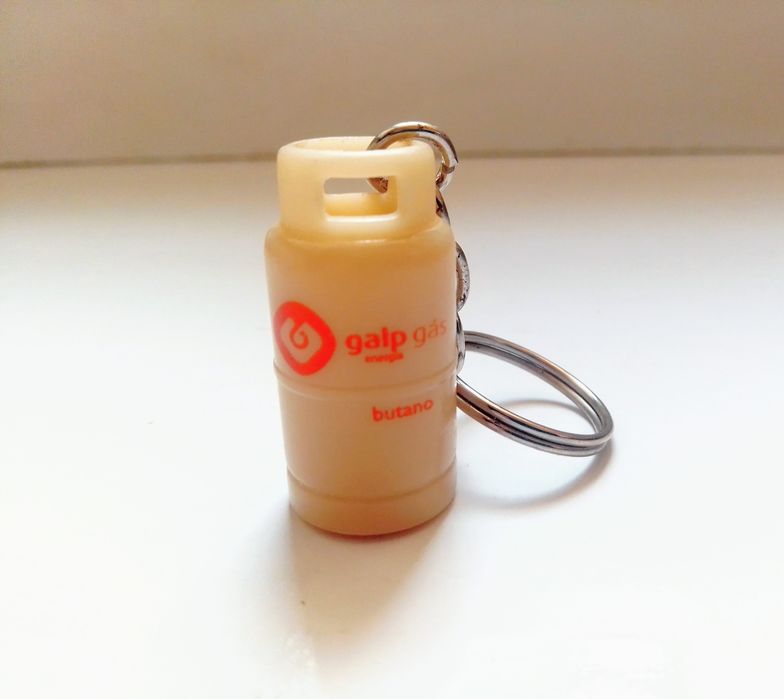 Pins, crachás e porta chaves.