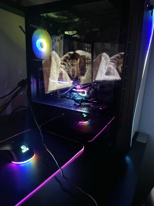 Komputer gamingowy z monitorami