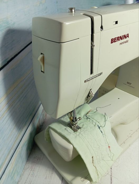 Швейная машинка с педалью Bernina708