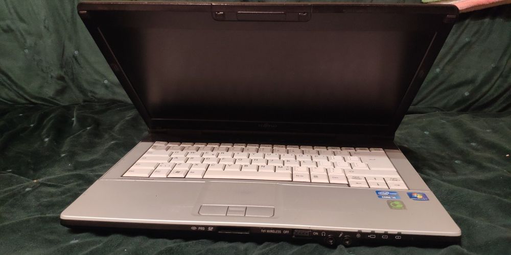 Dwa laptopy HP dv6 i Fujitsu Lifebook S751
