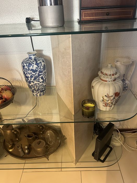 Estante de Vidro Temperado com Colunas de Mármore