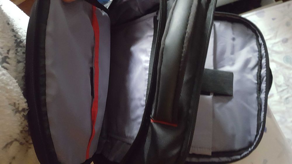 Mochila com múltiplos fechos