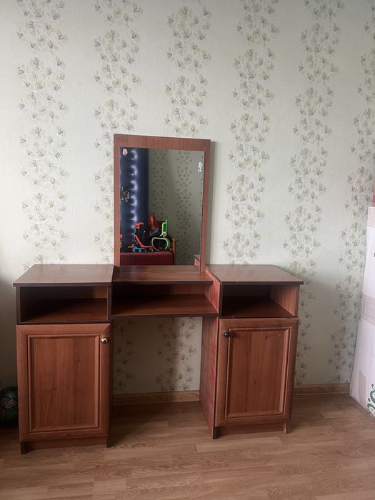 Трюмо з дзеркалом у гарному стані