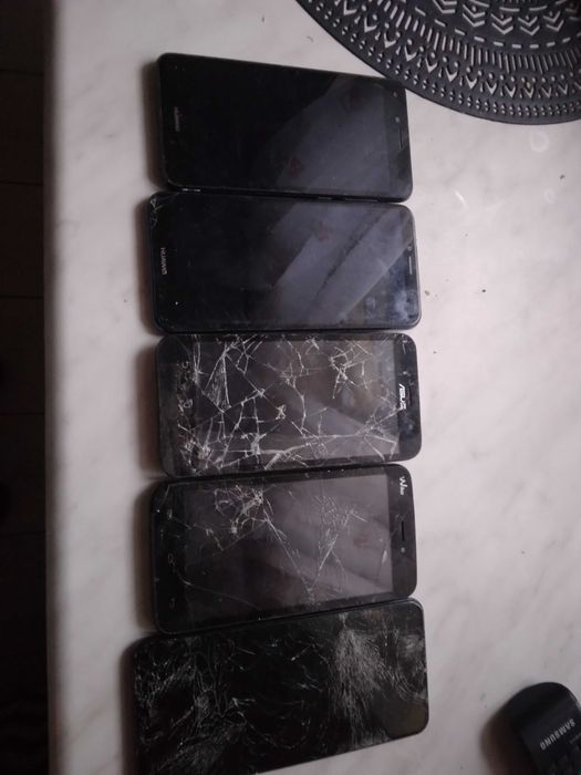 5 uszkodzonych telefonow