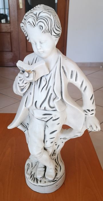 Coluna e estátua decorativas antigas