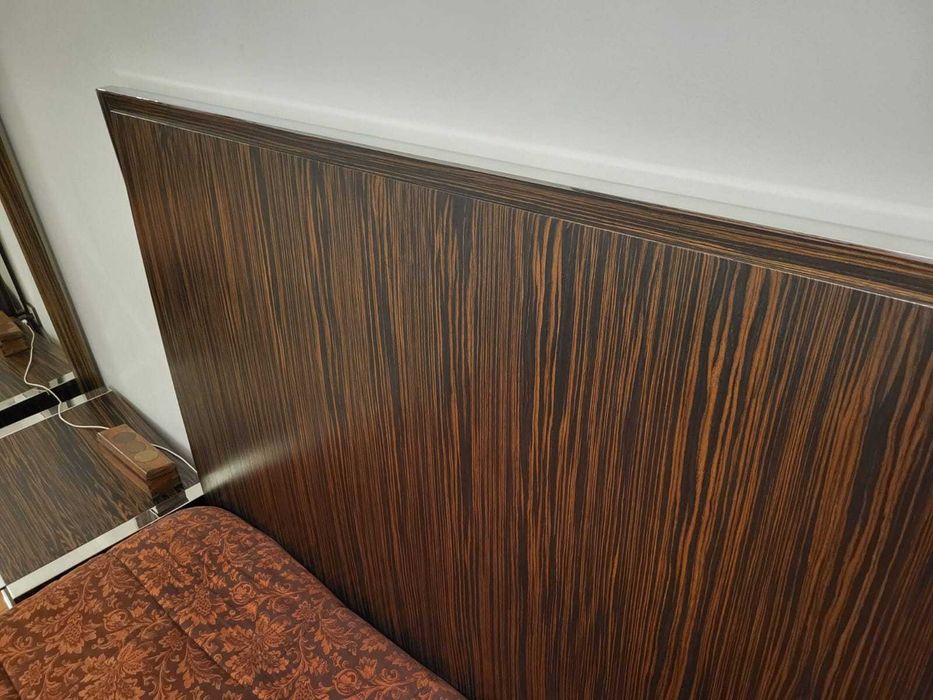 Cama de casal com mesinha de cabeceiras e comoda modernas