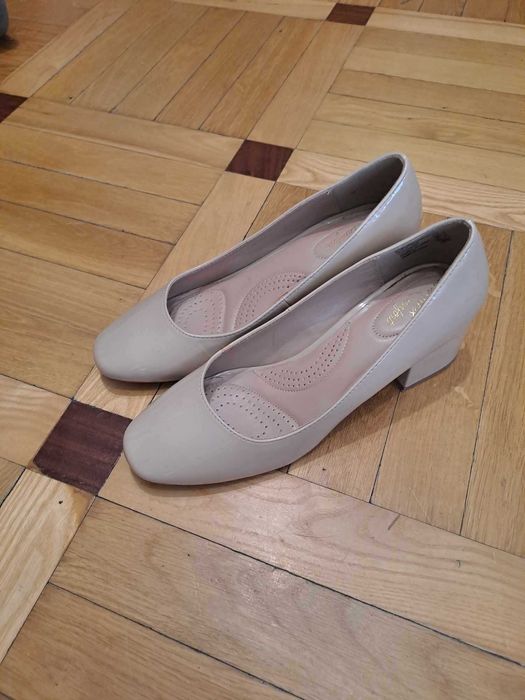 Czółenka damskie na szerszą stopę.