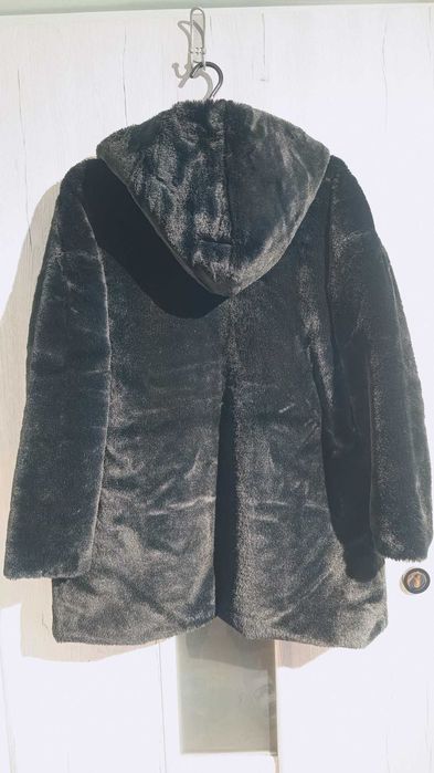 Czarne sztuczne futerko 46 48, kurtka futrzana z kapturem