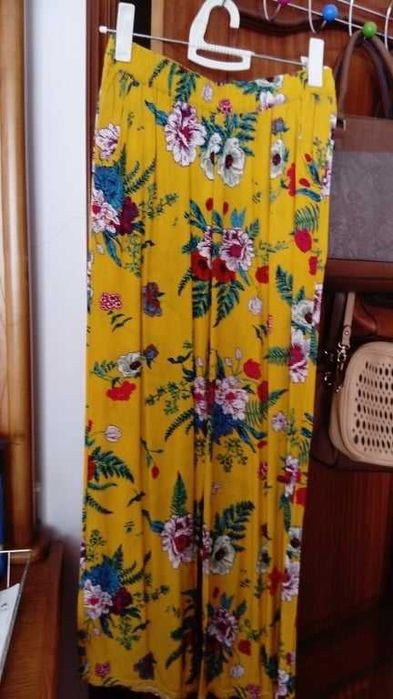 Calças de tecido coloridas e frescas