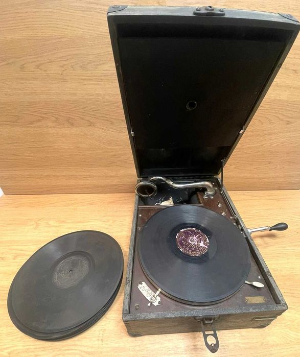 Grafenola antiguidade, com 10 discos, funciona mas tem defeito