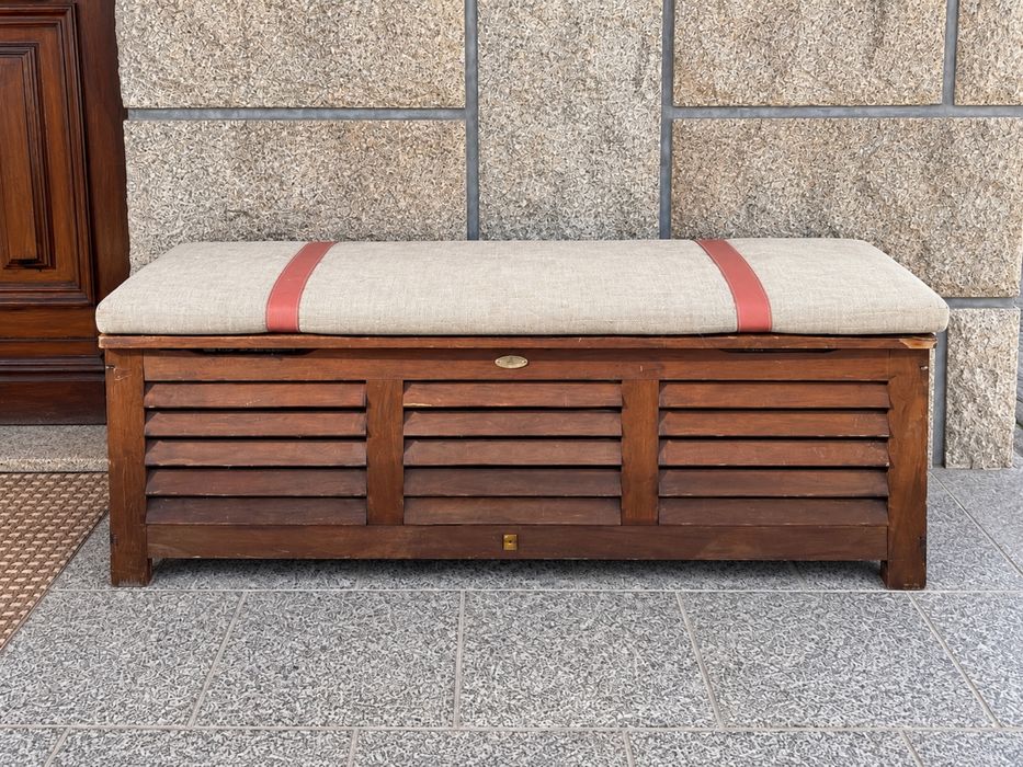 Baú de Arrumação em Madeira com Almofada – 90 €