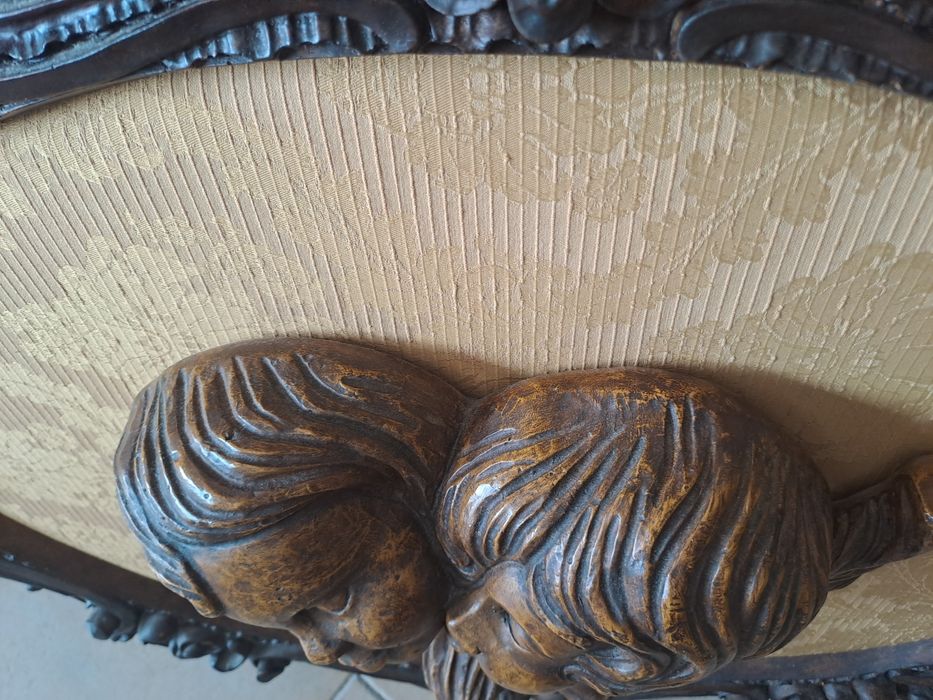 Quadro grande e antigo com relevo