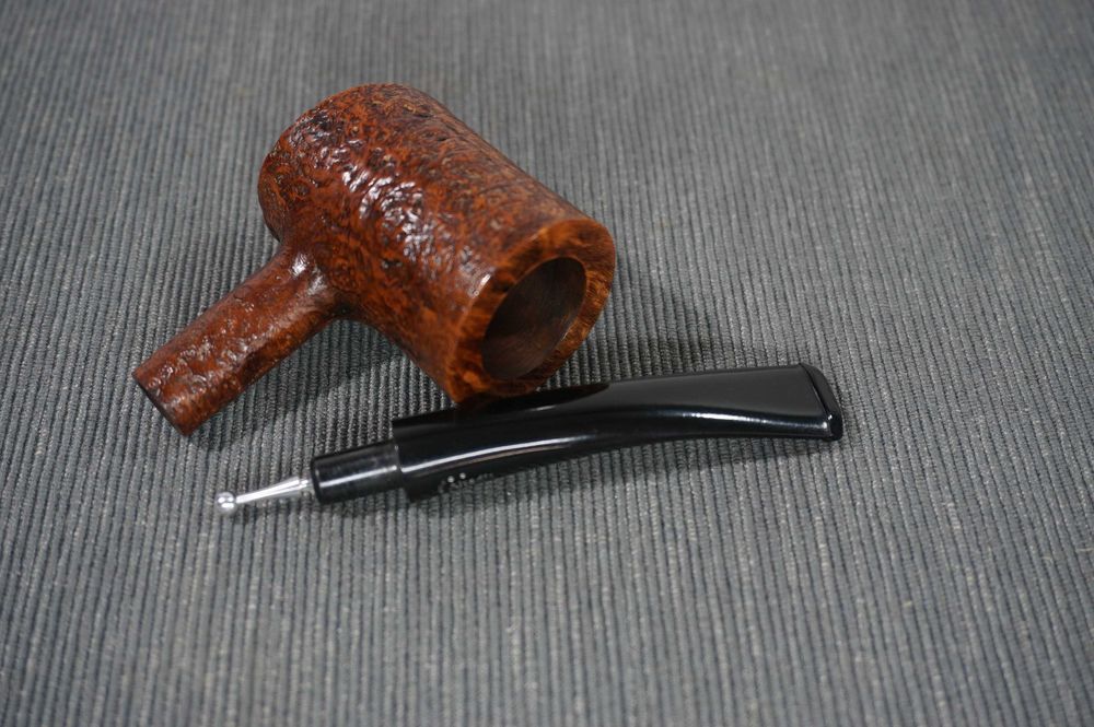 Bonito cachimbo em urze da marca Altadis, nunca usado (França)