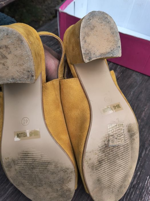 Sandały zamszowe na stabilnym obcasie