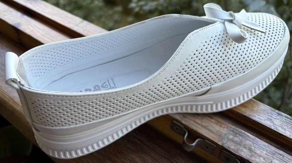 Мокасини білі жіночі 39 розмір