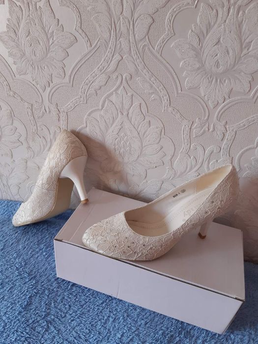 Білі "Весільні туфлі"