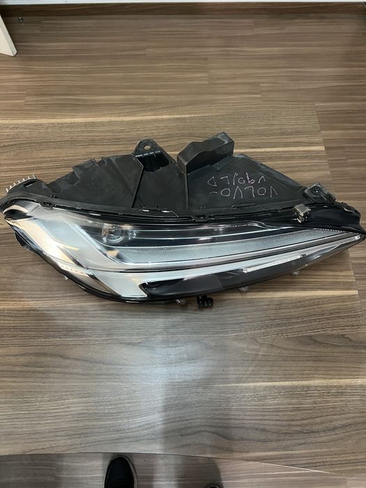 Farol volvo v90